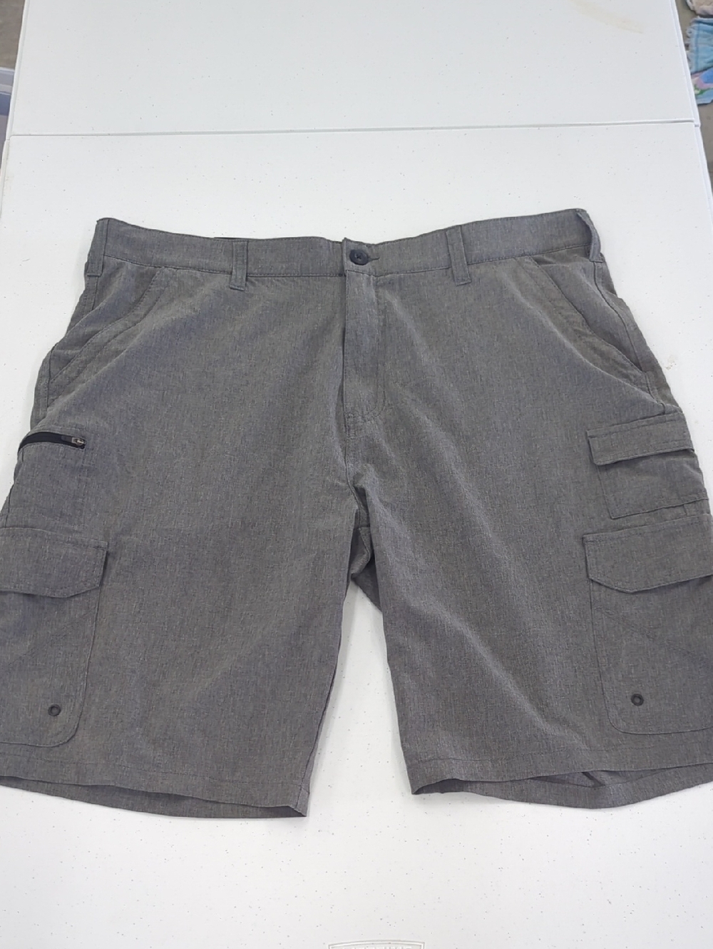 Versatile Men's Gray Cargo Shorts with Multiple Pockets